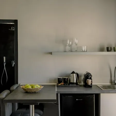 아파트 Honeymoon With Jacuzzi Nea Premium Residences 이메로비글리